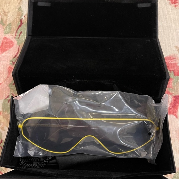 Kendall + Kylie Slater Sunglasses / Like New - Picture 8 of 9